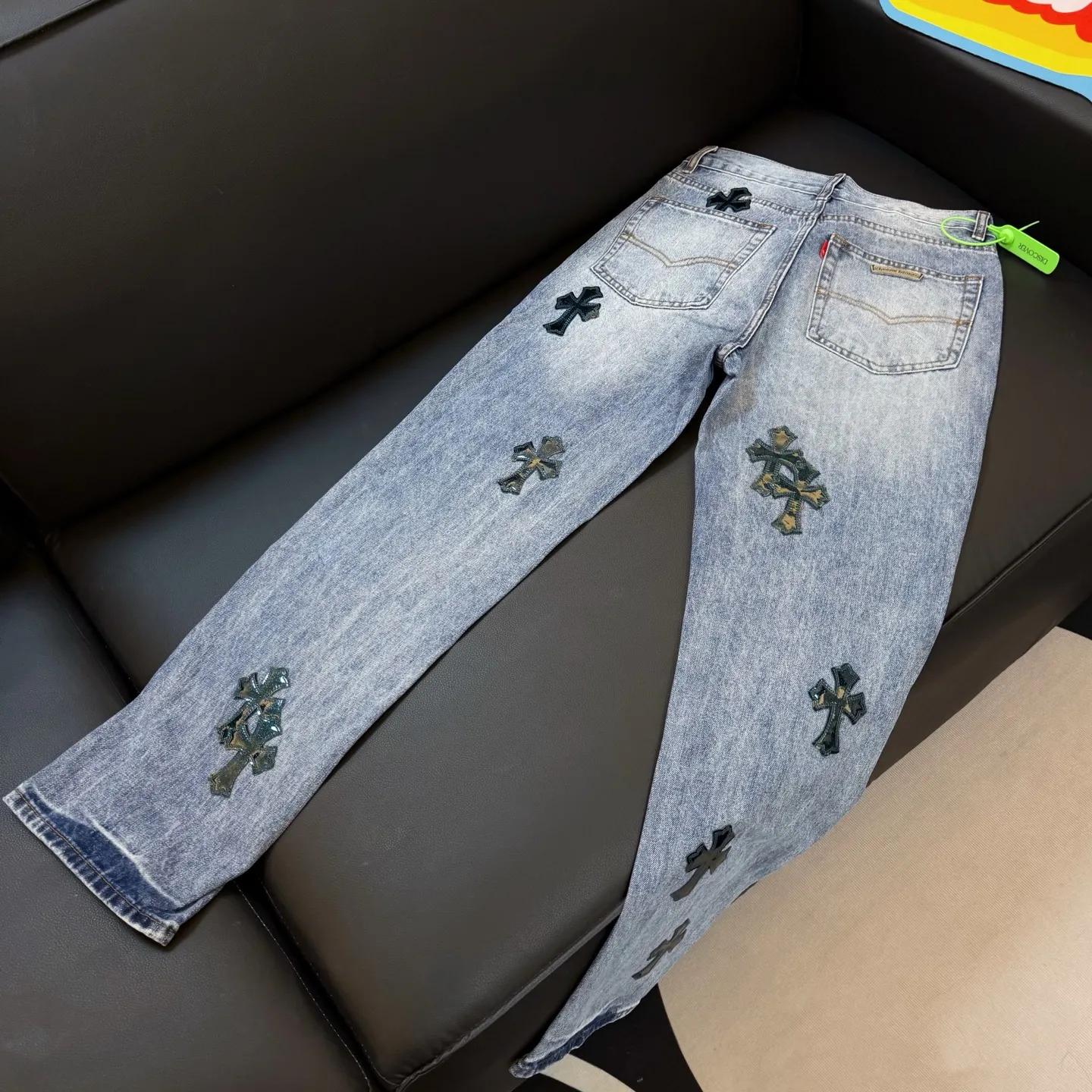 P300 style number: D353 ⭐️Chromehearts washed blue ripped starry sky🌃leather jeans ceiling-level jeans hard to find at the counter‼ ️About Zangyin✅This is an extremely luxurious fashion brand that can also be called the aristocracy of the high street. It has always been an exclusive brand for some hipsters or rich second generations. The color of this model is already very eye-catching by using a unique washed material. It is decorated with pink patch cross flowers, which cleverly highlights the charm of the brand. Secondly, this model adopts a classic high-waist cut design, which highlights the long legs and fashionable temperament of the upper body. The brand is highly recognizable and the slim-fitting configuration is more suitable for daily wear. The personality will be fashionable and the specifications can be seen at a glance. Materials and technology ✅ Needless to say, this point goes without saying. As an excellent craftsman brand, Zangyin's requirements for details and craftsmanship are really perfect. The washed color of this model has gone through a lot of processes, not to mention the embellishment of the denim appliqués. It is also purely handmade and sewn. Just like what they believe in, only handmade things have soul and have the meaning of wearing. A top-notch heavy-duty fashionable denim item, recommended by both hands‼ ️ Size: 28, 30, 32, 34, 36 (S-XXL) Color: Washed light blue Size reference: Pants length 100 102 104 106 106 Waist 72 76 80 84 88 Recommended weight S (about 110 pounds) M (about 120 pounds) L (about 140 pounds) XL (about 165) XXL (around 185)